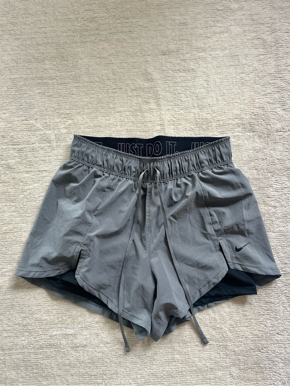 Nike Women’s 2-in-1 Shorts Small